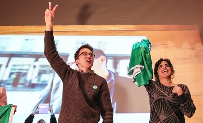 El &#039;n&uacute;mero dos&#039; de Podemos, &Iacute;&ntilde;igo Errej&oacute;n, y la l&iacute;der andaluza, Teresa Rodr&iacute;guez, en la celebraci&oacute;n del D&iacute;a de Andaluc&iacute;a. 
 