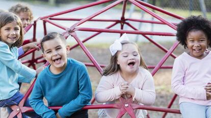 Varios niños juegan en un parque.