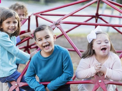 Varios niños juegan en un parque. 