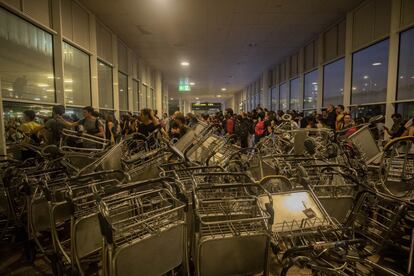 Los manifestantes bloquean el acceso al aeropuerto con la ayuda de los carritos para maletas.