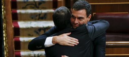 Pedro Sanchez saluda al presidente del Congreso, Patxi Lopez