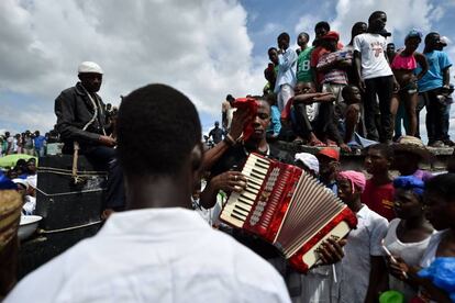 Participantes en una ceremonia para honrar el espíritu vudú haitiano del Barón Samdi y Gede, en el Cementerio de Cite Soleil de Puerto Príncipe (Haití).