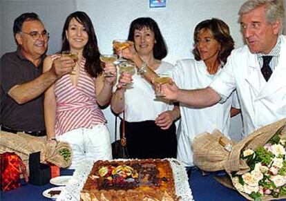 Victoria Anna, junto a sus padres Ricard y María Dolors y los doctores Veiga y Barri, durante su 20 cumpleaños.