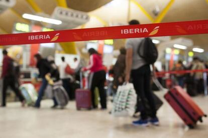 Colas en los mostradores de facturación de Iberia en Barajas.
