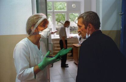 Uno de los mayores retos es asegurar que los pacientes continúan tomando el tratamiento hasta que se curan. Los fuertes efectos secundarios de los medicamentos contra la tuberculosis resistente (vómitos, náuseas, pérdida de pelo, de visión y problemas psicológicos) es una de las razones por las que los pacientes lo dejan a medias. En la imagen, una enfermera explica a un enfermo la importancia de que continúe tomando su dosis diaria.