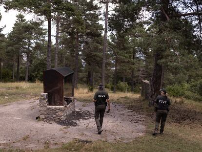 Una pareja de agentes rurales inspeccionan la zona recreativa de barbacoas Plana Rodona, en Cercs.