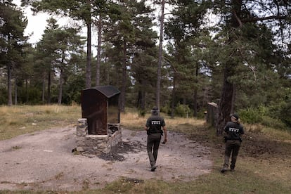 Una pareja de agentes rurales inspeccionan la zona recreativa de barbacoas Plana Rodona, en Cercs.