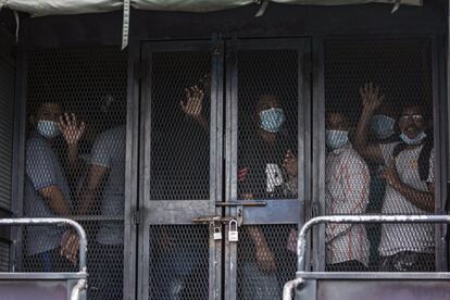 Trabajadores sin papeles, trasladados a un centro de detención tras una redada en Petaling Jaya cerca de Kuala Lumpur (Malasia). Más de 200 personas fueron detenidas en una operación contra indocumentados por el departamento de inmigración en el Área de Movimiento de Control Mejorado (MCO) para contener la propagación de la covid-19.