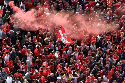 Aficionados del Liverpool celebran la victoria del equipo por las calles de la ciudad.