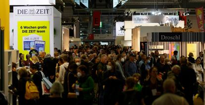 Asistentes a la Feria del Libro de Fráncfort, el viernes, primer día en que se abrió al público.