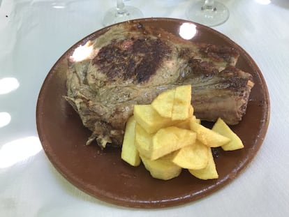 En plena plaza se encuentra uno de los restaurantes más cotizados de la zona, Moranchel., como tampoco los platos de cuchara que ofrecen a lo largo del año, como la sopa de ajo (6,50 euros), las judías con perdiz (13 euros) o el salteado de mollejas con habitas (14 euros). (Chuleta con patatas)