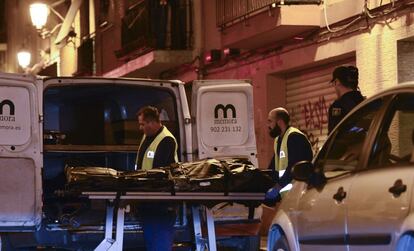 Traslado de uno de los cadáveres hallados en Valencia.
