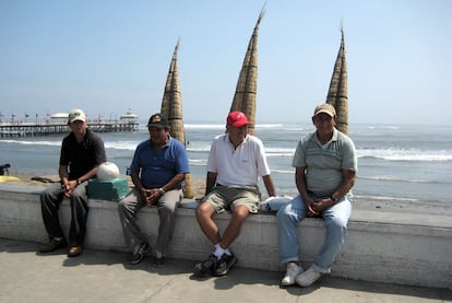 La desértica costa norte de Perú concede un respiro en Huanchaco, a un paso de Trujillo. Restaurantes con cebiche fresco, surfistas sobre el oleaje del  Pacífico y un muelle que comparten turistas domésticos, enamorados y pescadores. Para los atrevidos, un paseo en caballito de totora, balsa artesanal todavía confeccionada con esta especia de junco. Tradicionales y legendarias, cuenta la leyenda chimú que el dios fundador de este imperio preincaico llegó desde el brumoso océano a bordo de una embarcación igual.