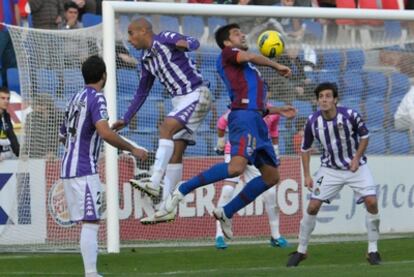 Tariq controla en el área ante Anfti.