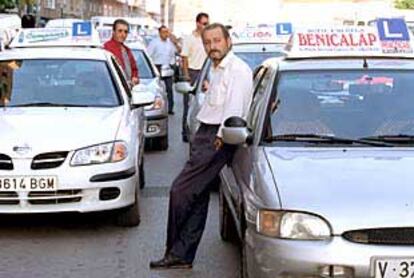 Los trabajadores de autoescuelas, ayer, durante la protesta en Valencia.