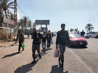 Desplazados sirios por los bombardeos israelíes en la carretera de la costa, a la altura de la ciudad de Sidón, en Líbano, este martes.