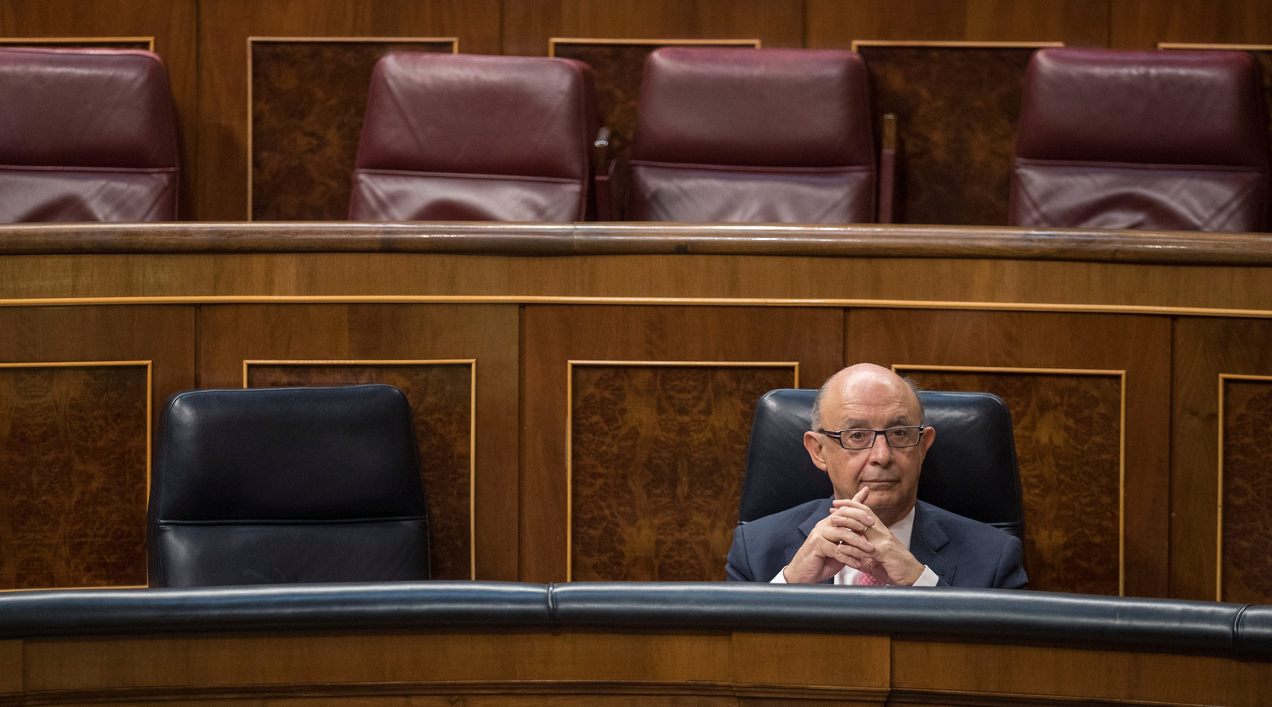 El despacho de Cristóbal Montoro también cobró “comisiones” de eléctricas y renovables para “influir en las decisiones” del Gobierno del PP