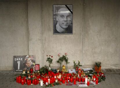 A la izquierda, flores y velas bajo un retrato de Robert Enke, el fallecido portero del equipo alemán Hannover 96.