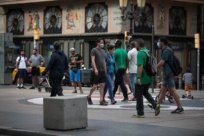 Transeúntes pasean por La Rambla de Barcelona.