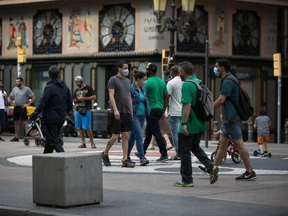 Transeúntes pasean por La Rambla de Barcelona.