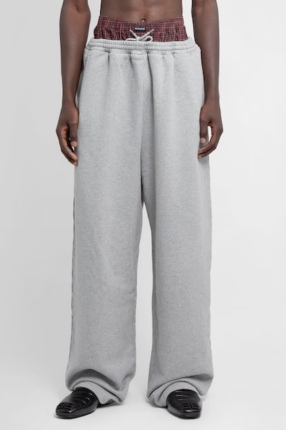 Los 'saggy pants' de Balenciaga, consistentes en un pantalón de chándal gris sobre el que es visible el calzoncillo de cuadros escoceses.