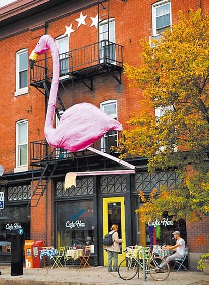 <b>Flamenco rosa en un edificio del barrio de Hampden, Baltimore</b>