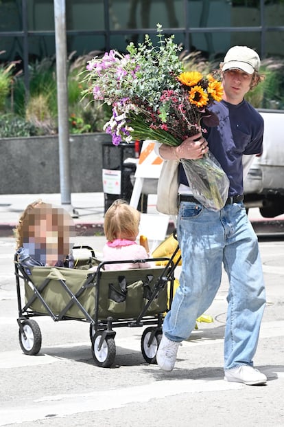 Jeremy Allen White paseando con sus hijas después de comprar flores en un mercado de Los Ángeles el 27 de abril de 2025.
