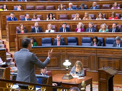 Pedro Sánchez se dirige a la bancada del Grupo Popular este miércoles en el Congreso.