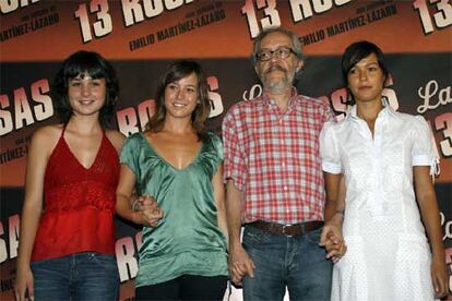 Nadia de Santiago, Marta Etura, Martínez-Lázaro y Verónica Sánchez, en la presentación de <i>Las 13 rosas.</i>