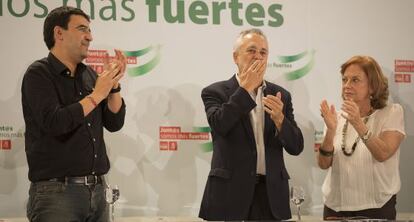 Jos&eacute; Antonio Gri&ntilde;&aacute;n, entre Mario Jim&eacute;nez y Amparo Rubiales.