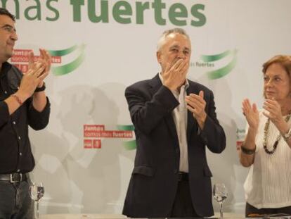 José Antonio Griñán, entre Mario Jiménez y Amparo Rubiales.
