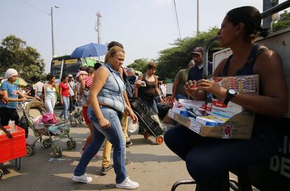 Una mujer vende medicamentos en el puente internacional Simón Bolívar, frontera entre Colombia y Venezuela. 