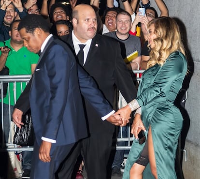 Hasta las famosas usan faja. Eso demostró Beyoncé cuando salía de una gala benéfica celebrada en Nueva York en 2017. Con una mano agarrada a su marido y la otra intentado ocultar la prenda bajo su vestido verde, no pudo evitar que los fotógrafos inmortalizaran ese momento.