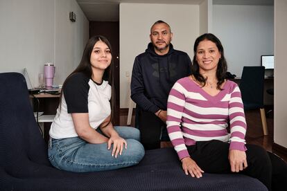 Andry José Reyes, al centro, con su hija Aniel y su esposa, María Noriega.