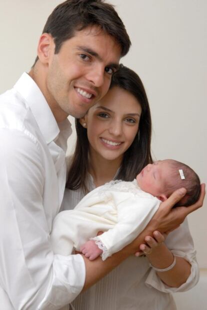 El futbolista brasileño Kaká, jugador del Real Madrid, presenta con su esposa Carol Celico, a su primera hija, Isabella, que nació en la noche del sábado en el hospital Albert Einstein de Sao Paulo, según había informado la esposa del deportista en su página de Twitter.