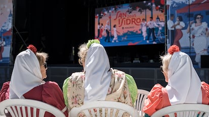 Varias personas en Las Vistillas, a 11 de mayo de 2025, en Madrid (España).
