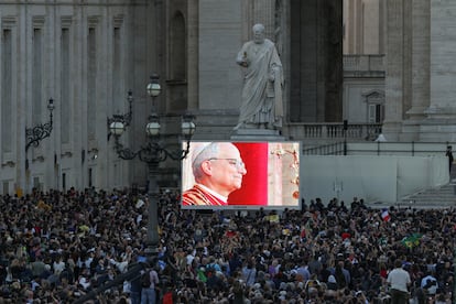 El público congregado en San Pedro del Vaticano sigue por pantallas gigantes la proclamación de León XIV. 