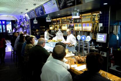 Barra del restaurante Bar Cañete, en Barcelona.