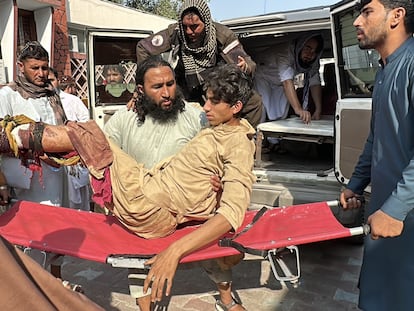 Afganos heridos reciben tratamiento en el hospital de Nangarhar tras un terremoto en Jalalabad, Afganistán.