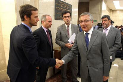 El ministro José Blanco, junto a los representantes de USCA tras la reunión de ayer.