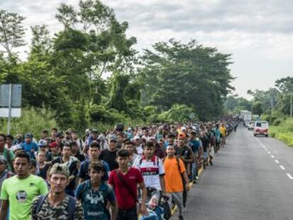 Los miles de centroamericanos que atraviesan México hacia EE UU continúan su marcha extenuados pero unidos