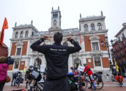 El pelotón en la plaza mayor de Valladolid, antes de continuar su marcha a París.