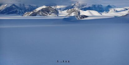 Un grupo de exploradores militares rastrean un rea con GPS cerca de Higgins Nunatak en el Glaciar Unin, situado en las monta?as Ellsworth, en la Antrtida