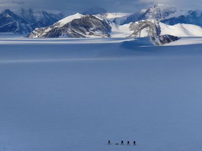 Un grupo de exploradores militares rastrean un área con GPS cerca de Higgins Nunatak en el Glaciar Unión, situado en las montañas Ellsworth, en la Antártida