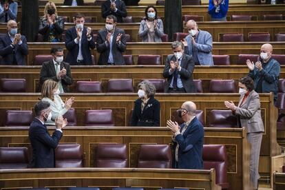 Diputados del Congreso aplauden a la exministra de Sanidad María Luisa Carcedo, impulsora de la nueva norma, tras la aprobación de la ley de la eutanasia.