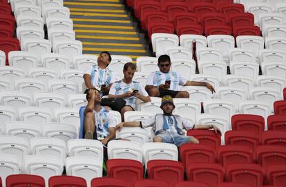 Seguidores argentinos sentados en el estadios después del partido.