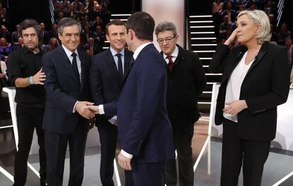 Benoit Hamon, Francois Fillon, Emmanuel Macron, Jean-Luc Melenchon y Marine Le Pen antes de participar en un debate organizado por el canal de televisión privado francés TF1