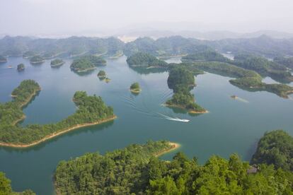 Fundada alrededor del año 25 después de Cristo, la construcción en 1959 de una presa hidroeléctrica en el río XIn’an sumergió a la ancestral villa de Shi Cheng en el fondo del enorme lago artificial de Qiandao (en la foto), en la provincia china de Zhejiang. Bucear el lago de las Mil Islas permite contemplar una ciudad milenaria de piedra entre algas y peces, con leones y dragones tallados en las fachadas de edificios de las dinastías Ming (1368-1644) y Qing (1644-1911).