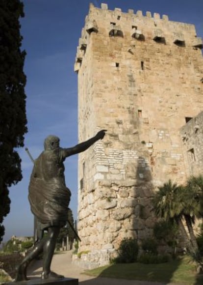 Estatua del emperador Augusto en el Paseo Arqueológico de Tarragona.