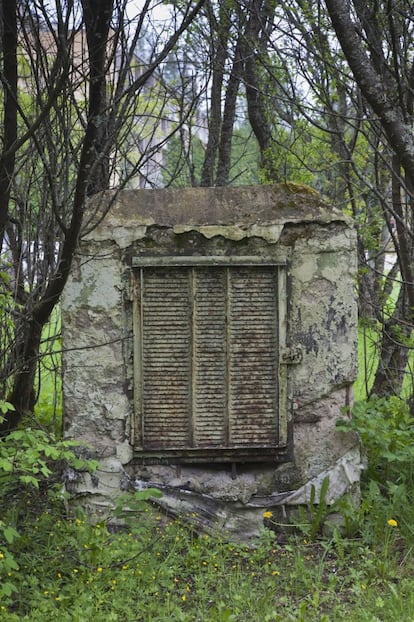 Entrada camuflada a 'La Pensión', un búnker de la guerra fría escondido en el Parque Nacional de Gauja, en Letonia.